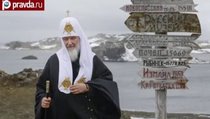 Патриарх Кирилл встретился с полярниками и пингвинами 